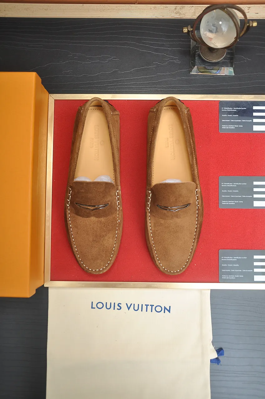 Men's men's shoes 💰420💶 [LV Doudou shoes] (water-dyed cowhide lining) new model is on the market, available on the official website. The new Doudou shoes are processed into single-color materials, and the uppers are made of imported horsehide leather. The body of the shoe is fully hemmed with mark thread, and is lined with imported original cowhide leather. The elegant shoe shape is super suitable for all-matching, and the size is 38-44.